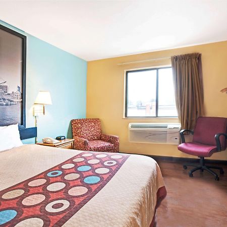 Super 8 By Wyndham Baltimore/Essex Area Екстериор снимка