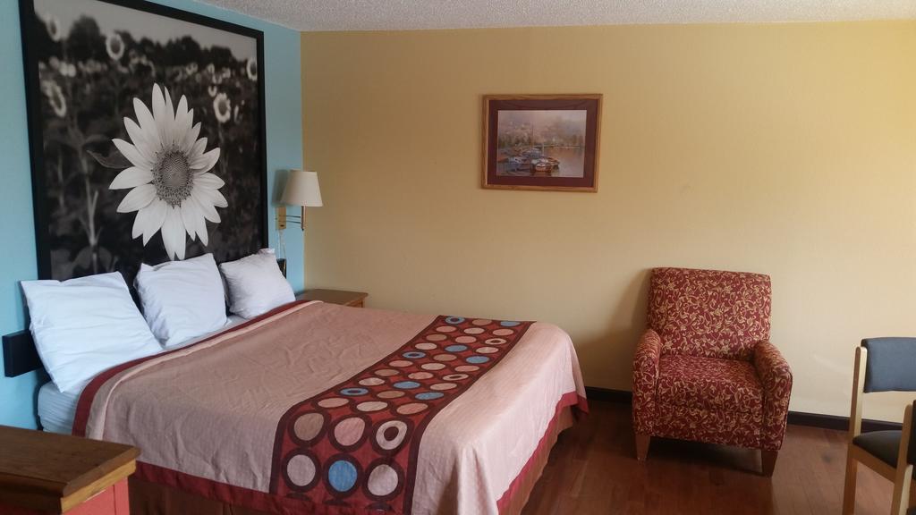 Super 8 By Wyndham Baltimore/Essex Area Екстериор снимка