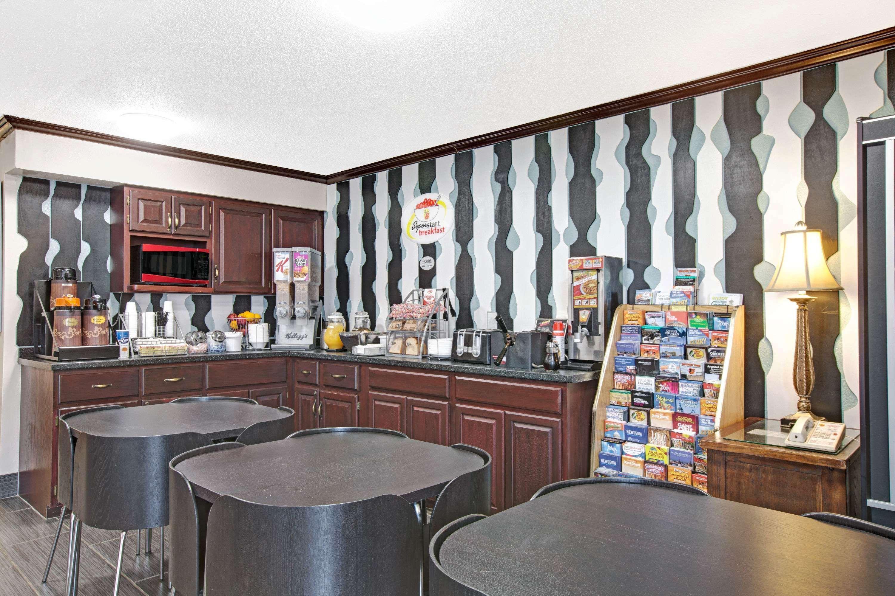 Super 8 By Wyndham Baltimore/Essex Area Екстериор снимка