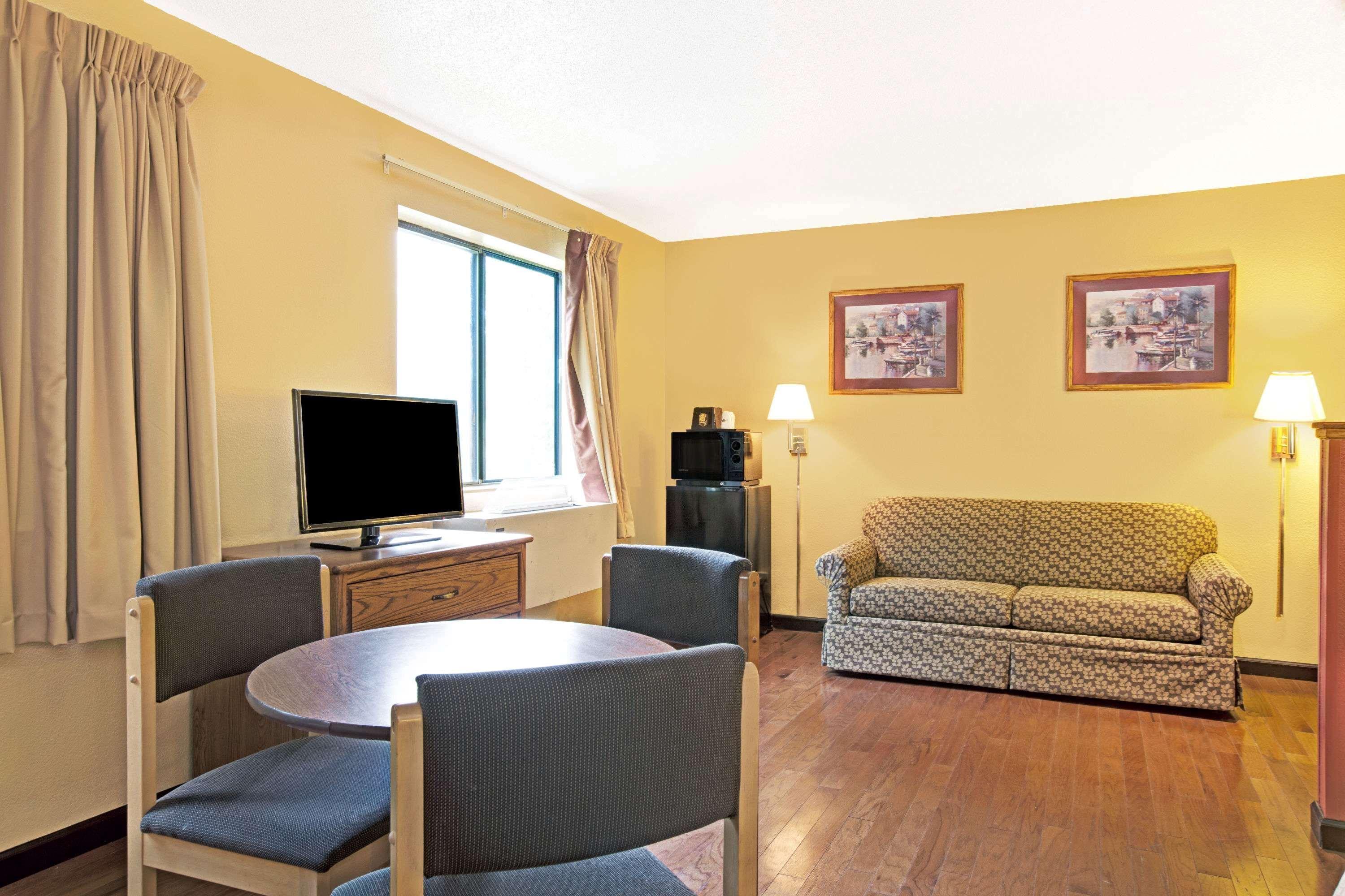 Super 8 By Wyndham Baltimore/Essex Area Екстериор снимка