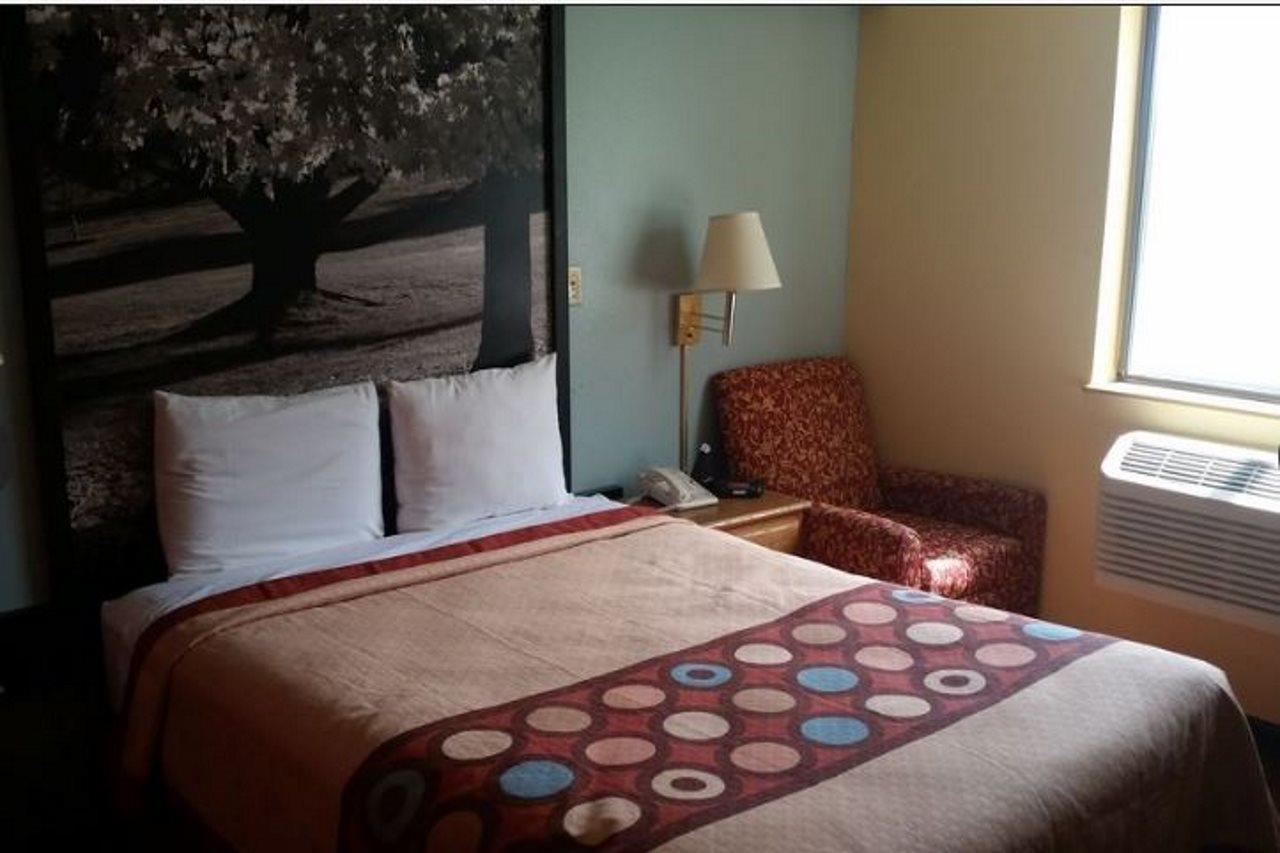 Super 8 By Wyndham Baltimore/Essex Area Екстериор снимка