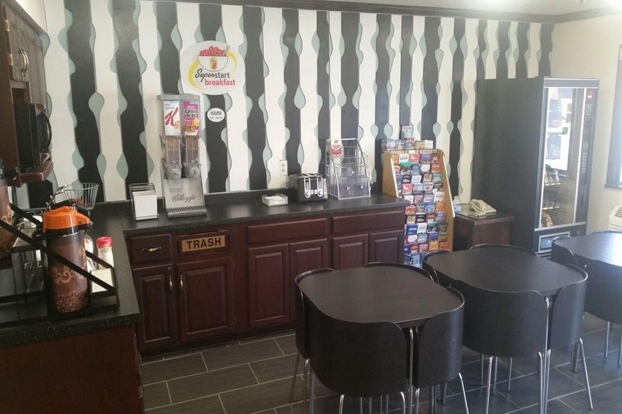 Super 8 By Wyndham Baltimore/Essex Area Екстериор снимка