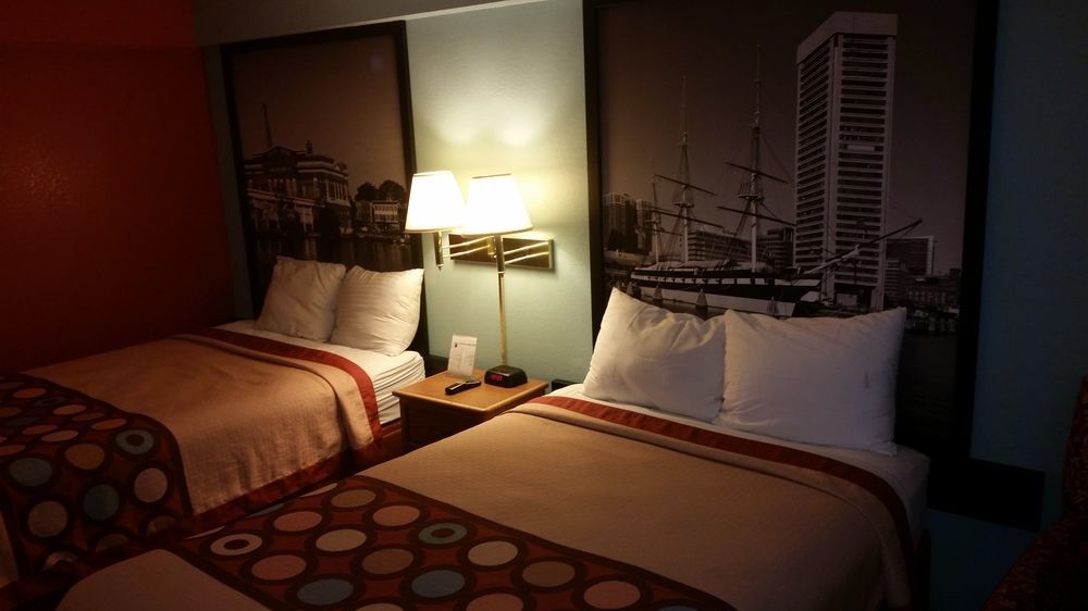 Super 8 By Wyndham Baltimore/Essex Area Екстериор снимка