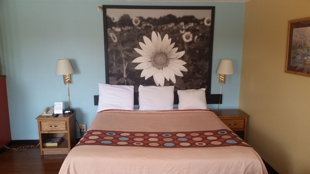 Super 8 By Wyndham Baltimore/Essex Area Екстериор снимка