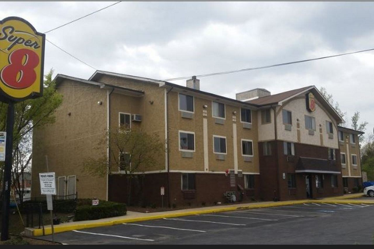 Super 8 By Wyndham Baltimore/Essex Area Екстериор снимка